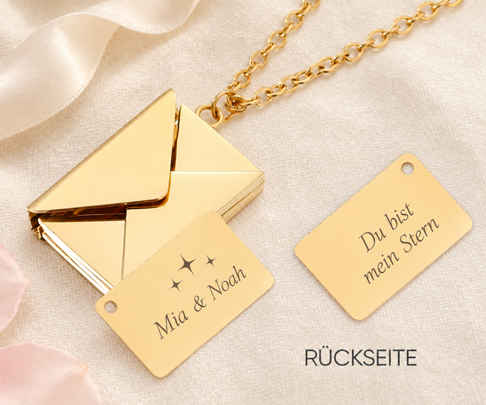 Goldfarbene Liebesbrief-Kette mit geöffnetem Umschlag und Gravur Mia & Noah mit Sternen auf hellem Leinen; daneben die Rückseite Du bist mein Stern.
