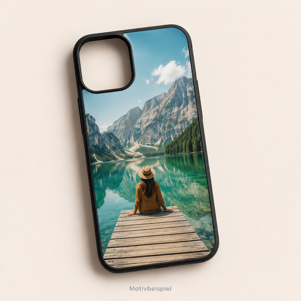 Motivbeispiel einer personalisierten schwarzen iPhone-Hülle mit Sublimationsdruck: Bergsee und Ferienfoto.
