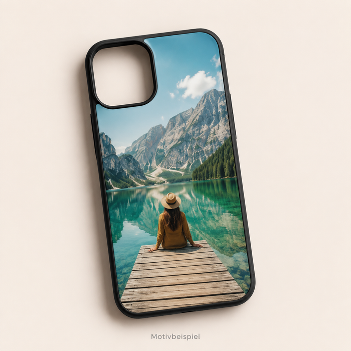 Motivbeispiel einer personalisierten schwarzen iPhone-Hülle mit Sublimationsdruck: Bergsee und Ferienfoto.