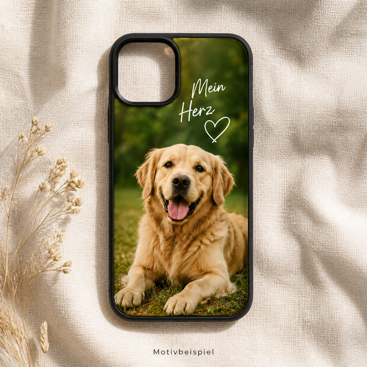 Motivbeispiel einer personalisierten schwarzen iPhone-Hülle mit Hundefoto, Schriftzug Mein Herz und Sublimationsdruck.