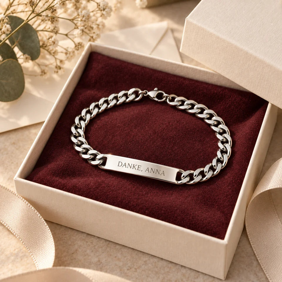 KI-Gestaltungsbeispiel: silbernes Armband mit der Gravur Danke, Anna in einer Geschenkbox mit bordeauxrotem Stoff