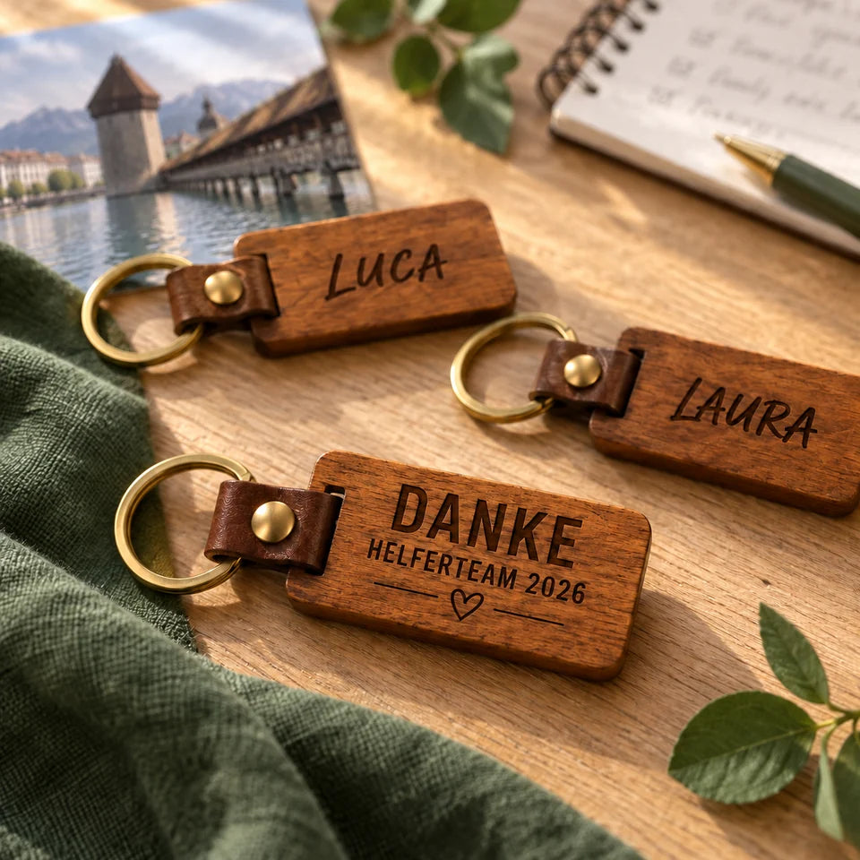 KI-Gestaltungsbeispiel: Holz-Schlüsselanhänger für ein Helferteam mit Luzerner Postkartenmotiv im Hintergrund